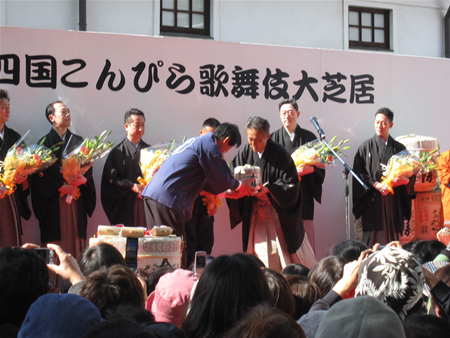 金陵の郷・波多村長が中村勘三郎さんに菰樽を贈呈