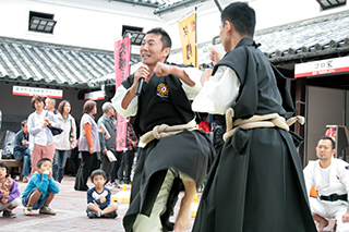 第15回 祝宴 金陵初しぼりの様子