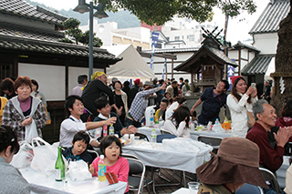 第15回 祝宴 金陵初しぼりの様子