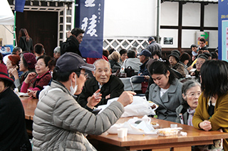 第15回 祝宴 金陵初しぼりの様子