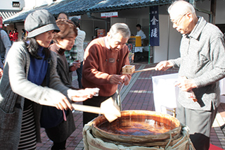 第15回 祝宴 金陵初しぼりの様子