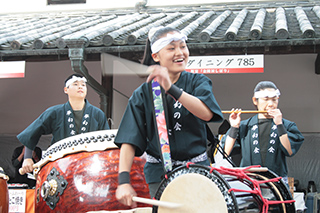 第15回 祝宴 金陵初しぼりの様子