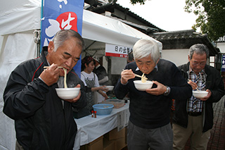 第16回 祝宴 金陵初しぼりの様子