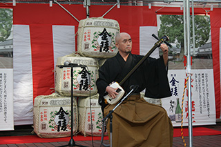 第16回 祝宴 金陵初しぼりの様子