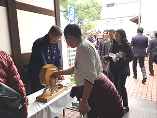 第17回 祝宴 金陵初しぼりの様子