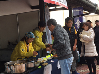 第17回 祝宴 金陵初しぼりの様子