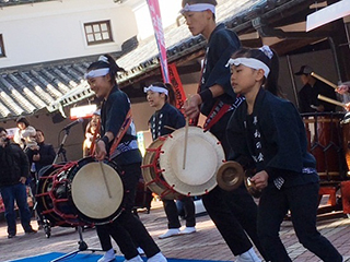 第17回 祝宴 金陵初しぼりの様子