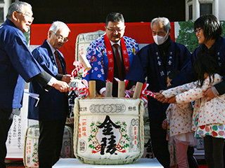 第18回 祝宴 金陵初しぼりの様子