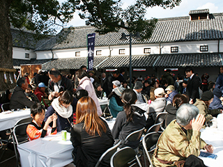 第18回 祝宴 金陵初しぼりの様子