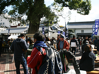 第18回 祝宴 金陵初しぼりの様子