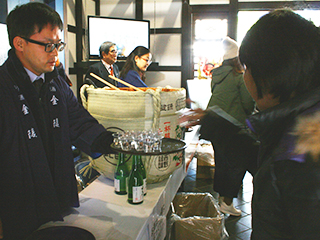 第18回 祝宴 金陵初しぼりの様子