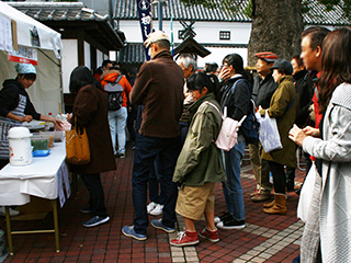 第18回 祝宴 金陵初しぼりの様子