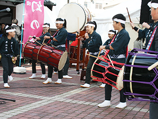 第18回 祝宴 金陵初しぼりの様子