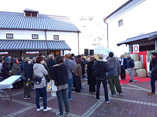 第20回 祝宴 金陵初しぼりの様子